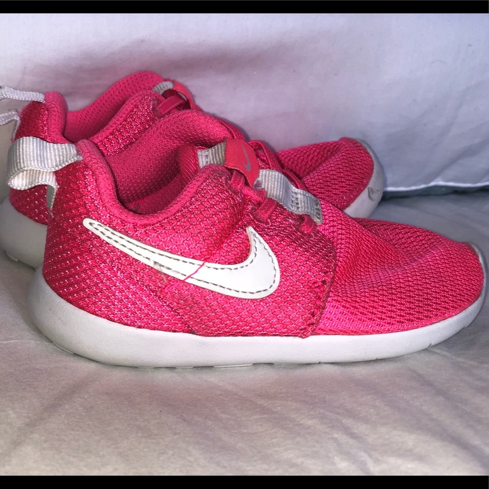 Toddler Nike snickers